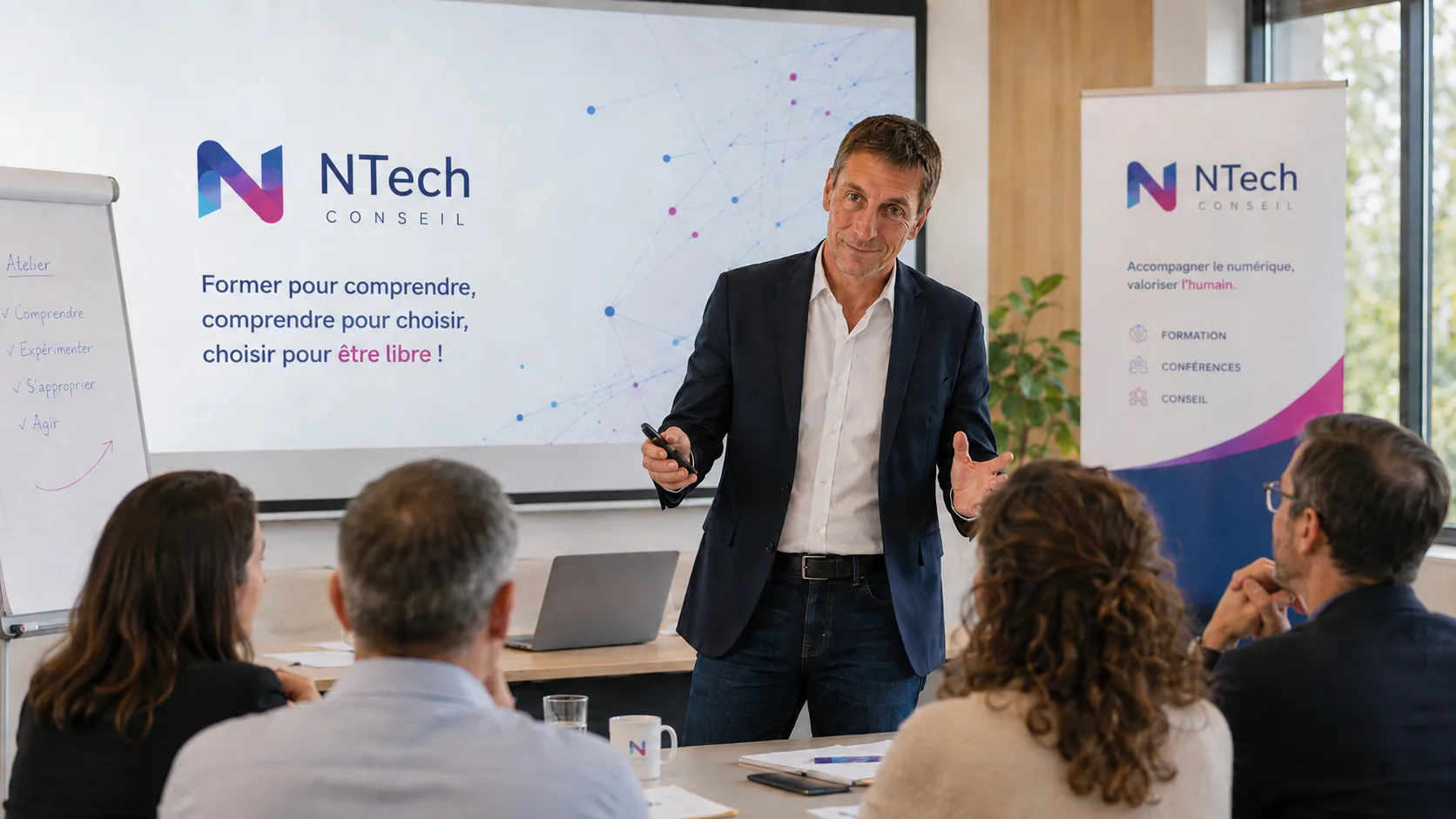 Sylvain Buthaud anime une formation NTech Conseil devant un groupe de professionnels