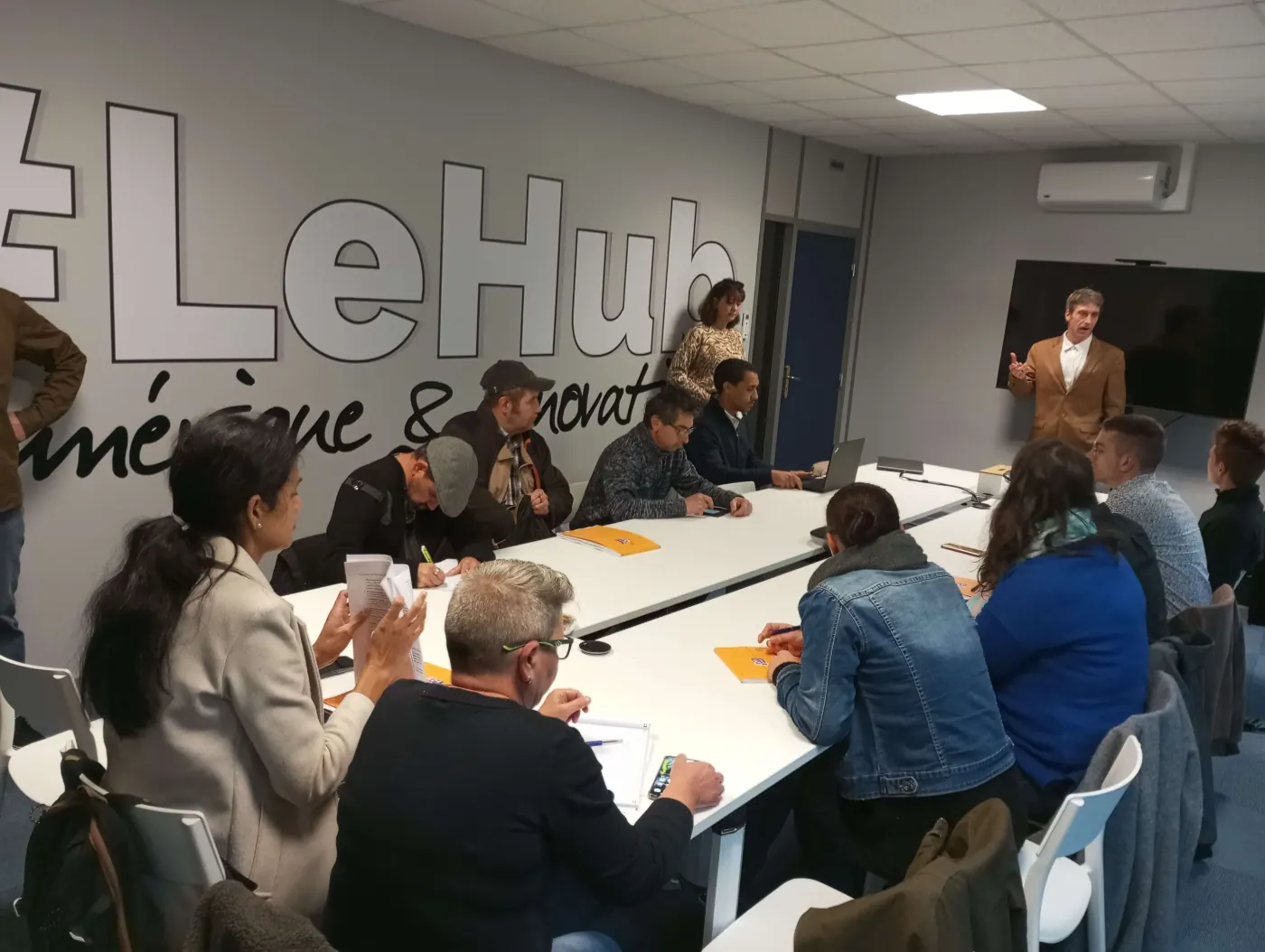 Atelier de conseillers numériques autour d'une table
