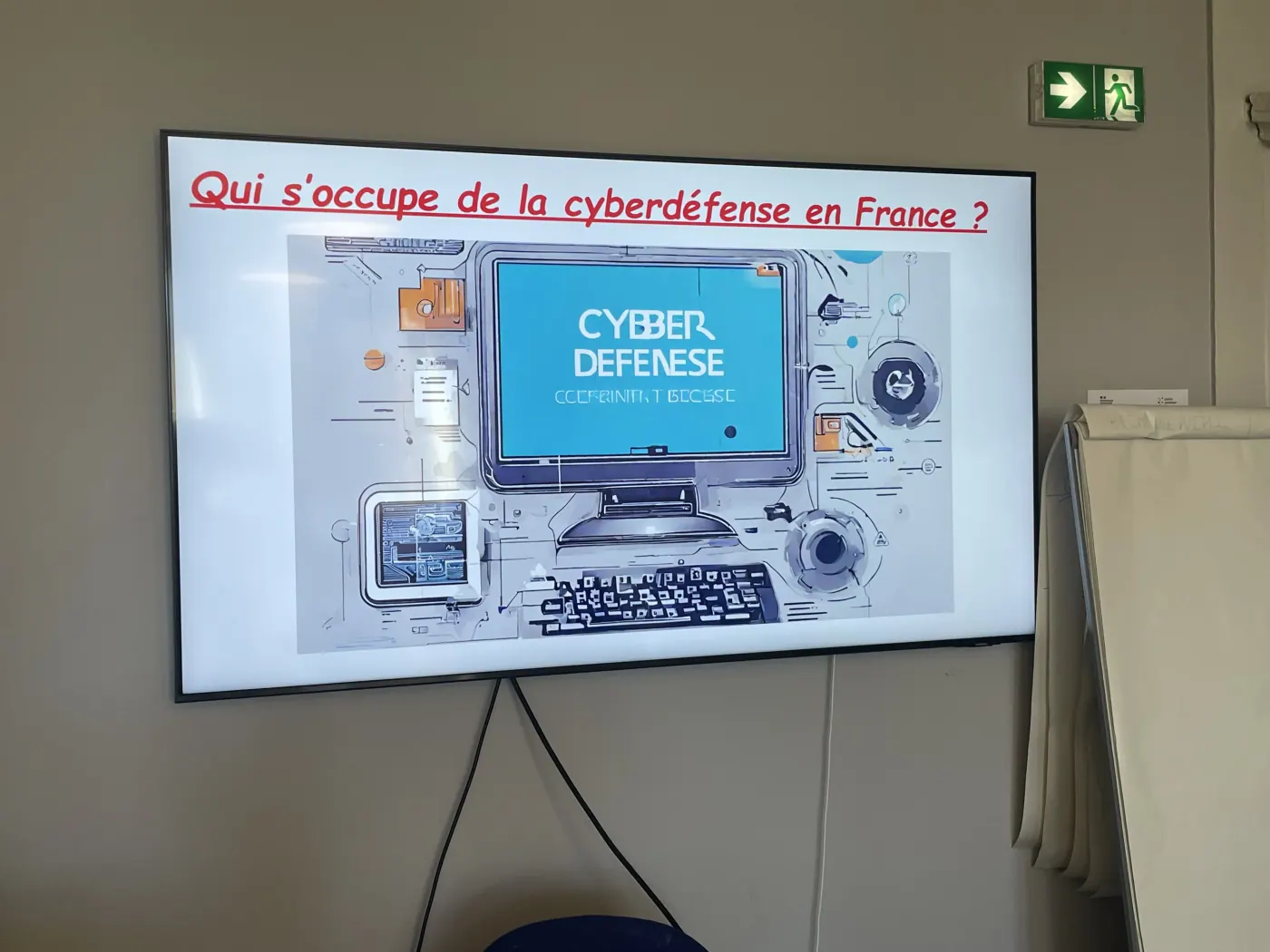 Participants en atelier autour d'un support cyber sur ordinateur