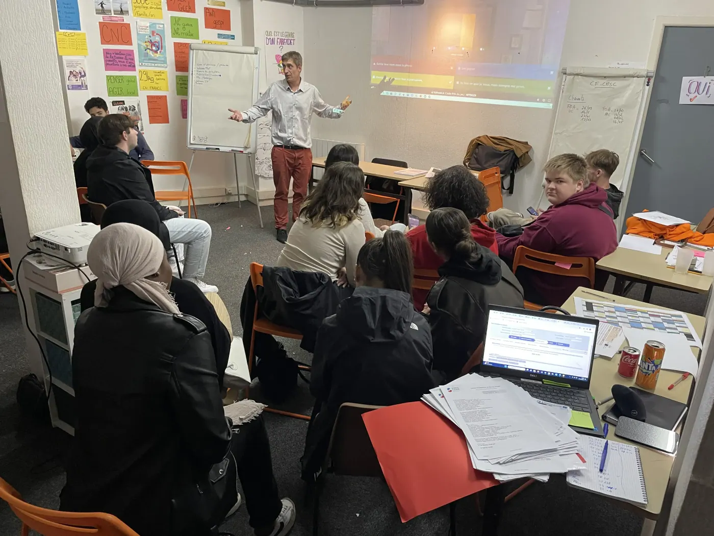 Groupe de participants en formation numérique devant des ordinateurs