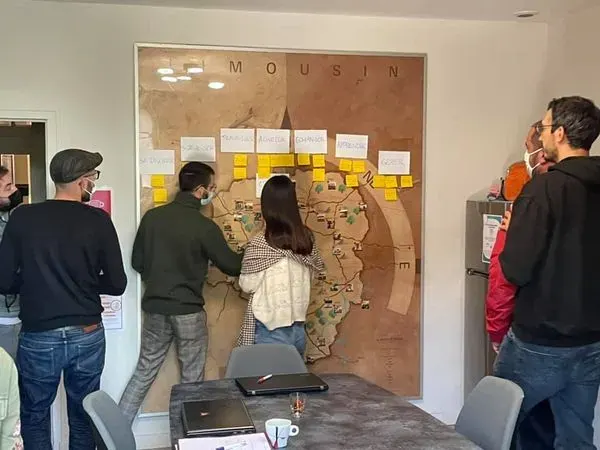 Atelier de pédagogie active avec post-it et restitution collective